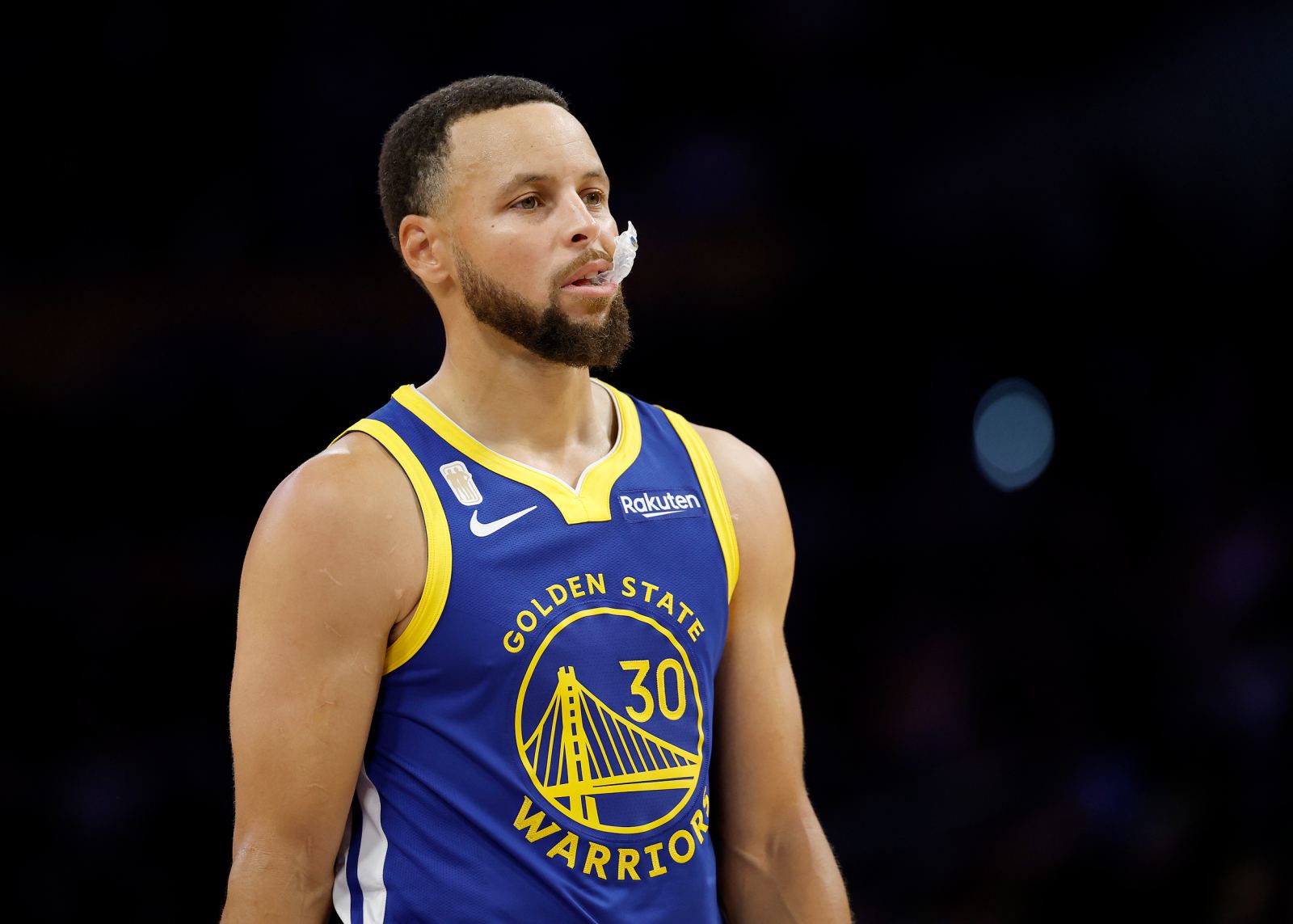 Curry anotó más de 30 puntos seguidos y contribuyó con 35 + 6 + 2 bloqueos, lo cual es difícil de sostener solo.