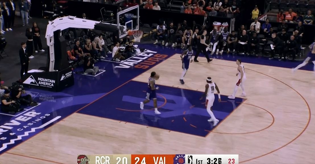 Yang Hansen anotó 4 puntos y 3 rebotes en 2 de 6 tiros en el primer cuarto.